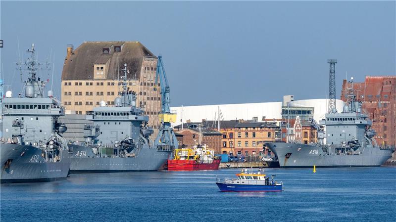 Drei Versorgungsschiffe der deutschen Marine sind für mehrere Tage zu Gast im Hafen Stralsund.