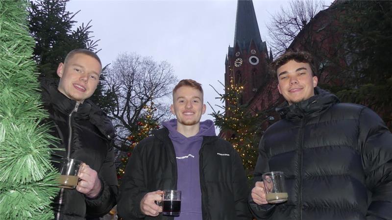 Buxtehuder Wintermärchen: Warum Besucher den Weihnachtsmarkt lieben Drei Vertreter der jungen Generation mögen den Buxtehuder Weihnachtsmarkt, auch wenn das Programm nicht ganz ihrem Geschmack entspricht: Tim Vogel (21) aus Apensen mit seinen Freunden Paul Söcker (20) und Max Paege (21) aus Jork.