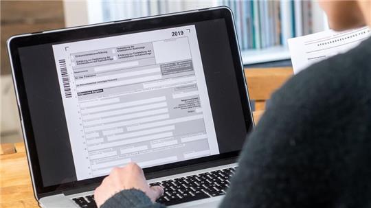 Drei Viertel der Firmen können in der Rechts- und Steuerberatung nicht genügend qualifiziertes Personal finden. (Illustration)
