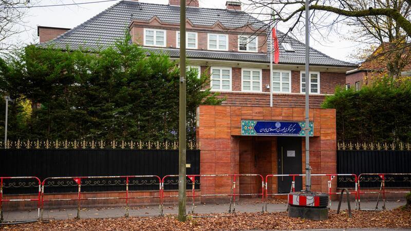 Drei Wochen nach der vom Iran bekanntgegebenen Hinrichtung des Deutsch-Iraners Sharmahd hat die Bundesregierung die angekündigten Konsequenzen vollzogen. Die Botschaft in Berlin bleibt geöffnet.