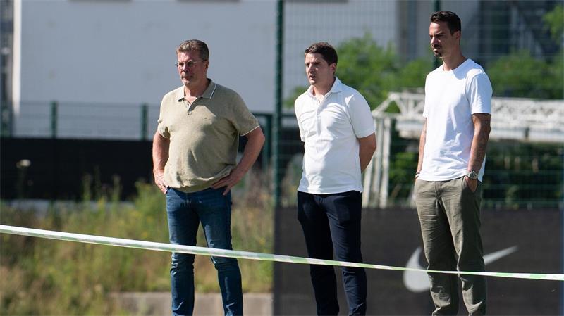 VfL Wolfsburg kämpft um den Aufstieg - und ein anderes Image Drei Wolfsburg-Macher: Sport-Geschäftsführer Dieter Hecking, Sportdirektor Pirmin Schwegler und Aufsichtsratsmitglied Diego Benaglio (l-r). (Archivbild)