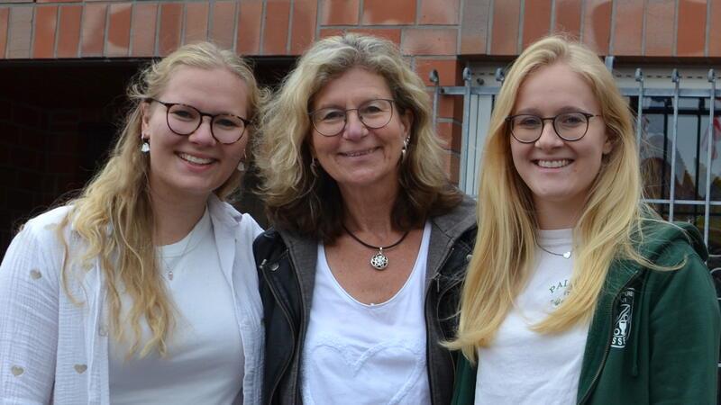 Drei Würdenträgerinnen aus einer Familie: Melina Helberg ist Jungschützen-Beste-Dame, Mutter Ina wurde Beste Dame, und Schwester Finja Helberg wurde Beste der Jungschützen-Beste-Damen (von rechts).