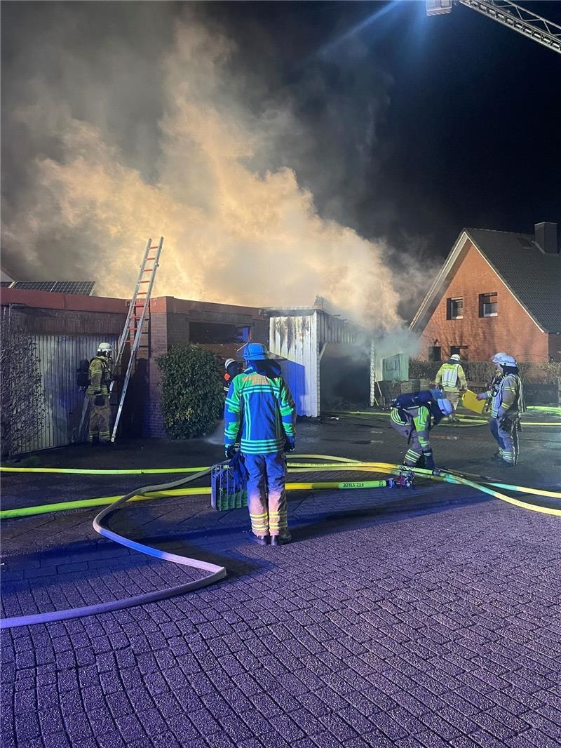 Flammen mitten im Stader Wohngebiet – Großeinsatz Drei angrenzende Häuser waren kurzzeitig evakuiert worden. Foto: Polizei Stade