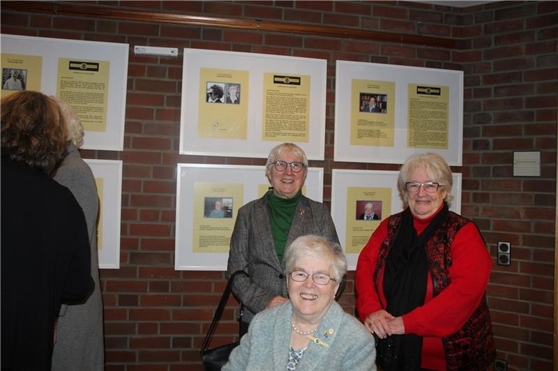 Drei der Ehrennadelträgerinnen haben sich die Ausstellung im Rathaus schon angeschaut: Anke Klußmann (hinten links), Ellen Knoop und Änne Heinrich (vorn) haben die Auszeichnung schon bekommen. Foto: Michaelis