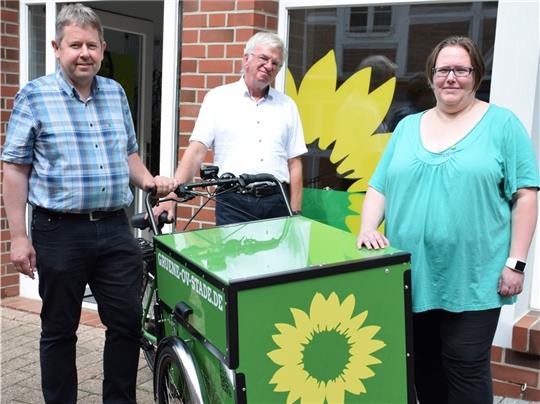 Drei der Spitzenkräfte der Grünen mit Lastenfahrrad (von links): Robert Gahde, Reinhard Elfring und Bettina Deutelmoser. Foto: Strüning