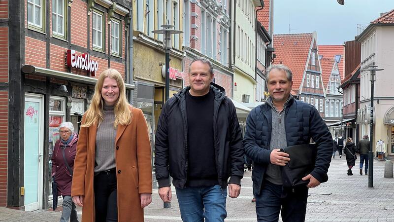 Chancen und Defizite: Die Checkliste für die Stader Innenstadt Drei, die sich in der Stadt gut auskennen (von links): City-Managerin Christine Plath, Stade-Marketing-Geschäftsführer Dr. Andreas Schäfer und Amir Afschartabbar, Vorsitzender von Stade aktuell.