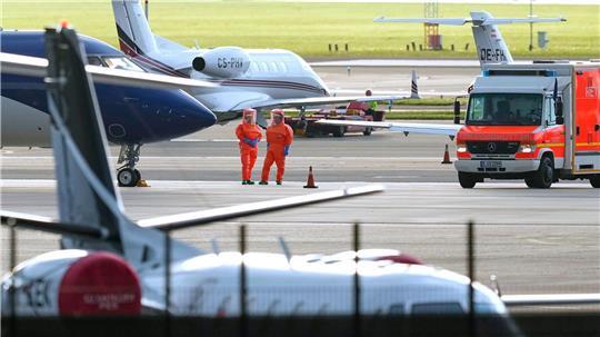 Drei infizierte Passagiere wurden mit zwei Spezialflugzeugen evakuiert.