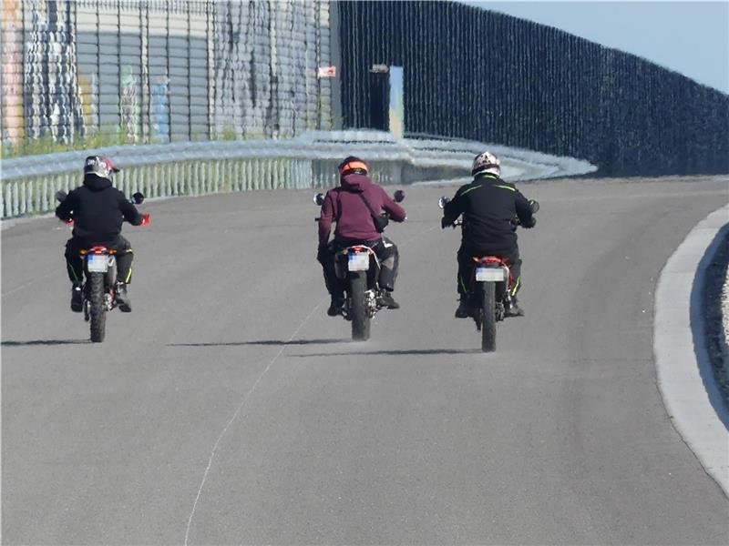 Drei junge Motorradfahrer brausen Richtung Rübke, wo sie im Moor Freunde besuchen wollen. Ein Teilstück der A 26 zwischen Buxtehude und Rübke ist schon fast fertig.