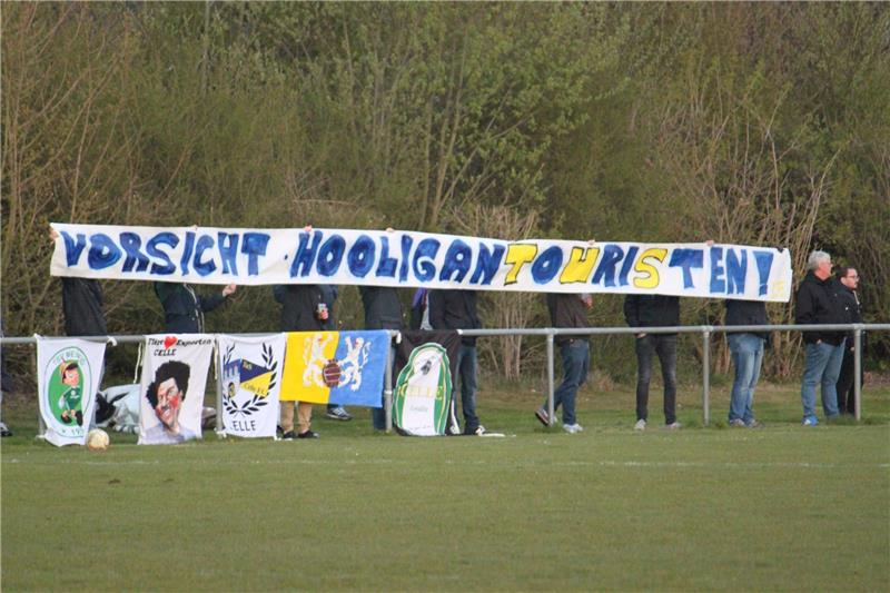 Drei leicht provozierende Plakate zeigten die Celler Fans während des Wiederholungsspiels: Erst „Sieg oder Wiederholungsspiel“, dann „Vorsicht Hooligantouristen“ und als letztes „Wir zünden – Ihr zahlt“.