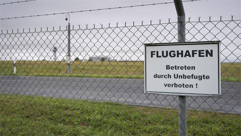 Fahrzeug durchbricht Zaun am Flughafen Leipzig/Halle Drei russische Antonow-Frachtflugzeuge stehen wegen der EU-Sanktionen seit 2022 am Flughafen Leipzig/Halle und dürfen nicht starten.