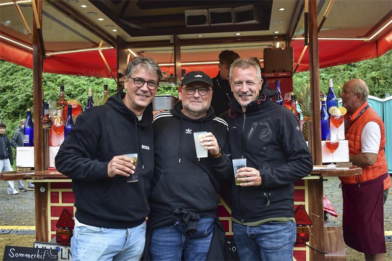 Drei statt sechs auf einem Gruppenfoto: Während Christian Walter, Christian Wilfling und Andre Walter anstoßen, sind ihre Frauen auf der Tanzfläche.