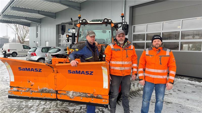 Drei von 13 Mitarbeitern des Nordkehdinger Bauhofes: Helmut Heinsohn, Dirk Heinsohn und Pierre Viedts (von links).