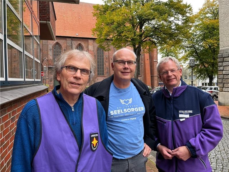 Drei von 52 Notfallseelsorgern der Kirchenkreise Stade und Buxtehude: Martin Michalek, Volker Dietrich-Domröse und Andreas Hellmich. Foto: Richter