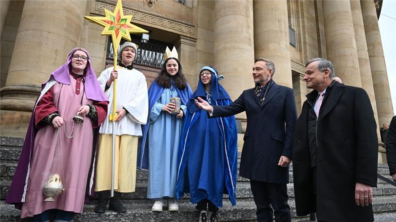 Lindner stimmt FDP auf Aufholjagd ein Dreikönigstreffen der FDP