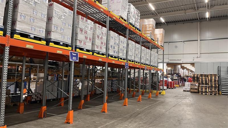 Die EGV in Mittelsdorf - der vielleicht größte Kühlschrank im Kreis Stade Dreimal die Woche wird die EGV mit frischen Milchprodukten beliefert - ein ganzer Sattelzug voll. Der Wareneingang kommt ins Regal - und wird ganz nach Wunsch an Kunden in ganz Norddeutschland geliefert.