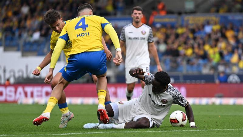 Todesfall überschattet 2:2 zwischen Braunschweig und Dresden Dresdens Kennedy Okpala (r) im Zweikampf mit dem Braunschweiger Andi Hoti.