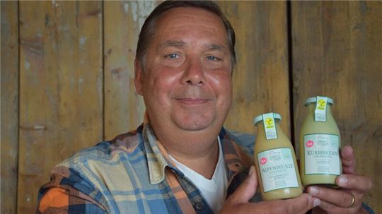 Dressing-Unternehmer und Gastronom Thomas Hauschild zeigt zwei Produktneuheiten, die seit Februar auf dem Markt sind: die Salatsoßen Alpenwürze und Kürbiskern.