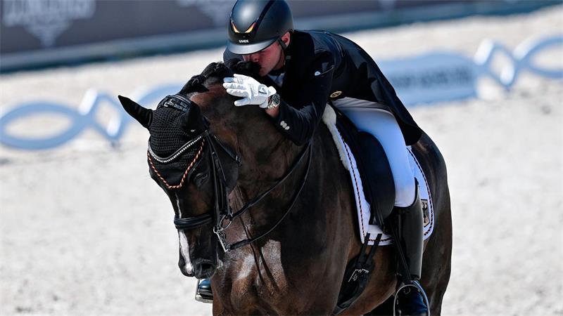 Dressur-WM: Raphael Netz umarmt sein Pferd Great Escape Camelot