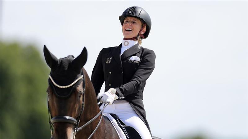 Kampf ums Geld: Spitzensport-Zeugnis sorgt für Ärger Dressurreiterin Jessica von Bredow-Werndl holte bei den Olympischen Spielen Gold im Einzelwettbewerb.