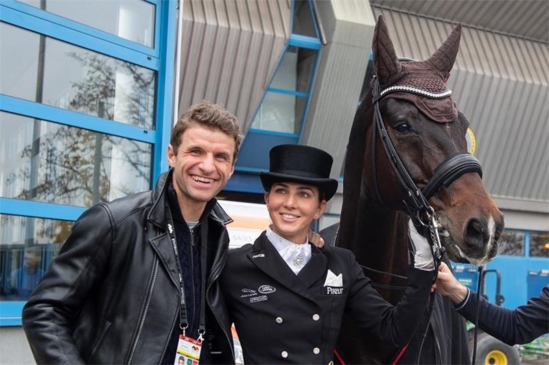 Dressurreiterin Lisa Müller und ihr Mann, Fußball-Nationalspieler Thomas Müller. Foto: Sebastian Gollnow/dpa