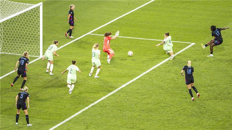 „An die Tür gehämmert“: Agyemang erlöst England Drin ist das Ding: Agyemangs Ausgleich in der Nachspielzeit sorgt für die Verlängerung.