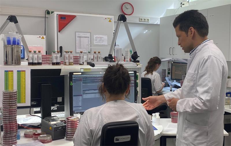 Morgens im Labor: Ohne diese Lebensretter liegt das Stader Krankenhaus lahm Dringende Frage zu einem nachgewiesenen Staphylococcus aureus: Der leitende Oberarzt Dr. Alexander von Thomsen berät mit der MTL das weitere Vorgehen.