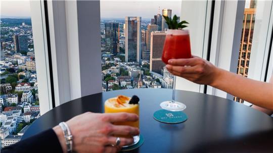 Drinks mit View: Cocktails werden in der „NFT-Skybar“ vor der Kulisse der Frankfurter Skyline serviert. 