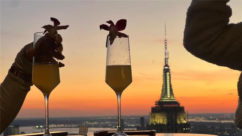 Teure beste Aussicht - New Yorks Wolkenkratzer im Wettbewerb Drinks zum Sonnenuntergang.