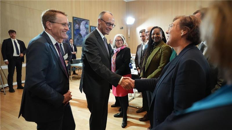 Merz nun Pate eines Seehundes Drinnen berät der Kanzler mit dem Kabinett von Ministerpräsident Daniel Günther (CDU).