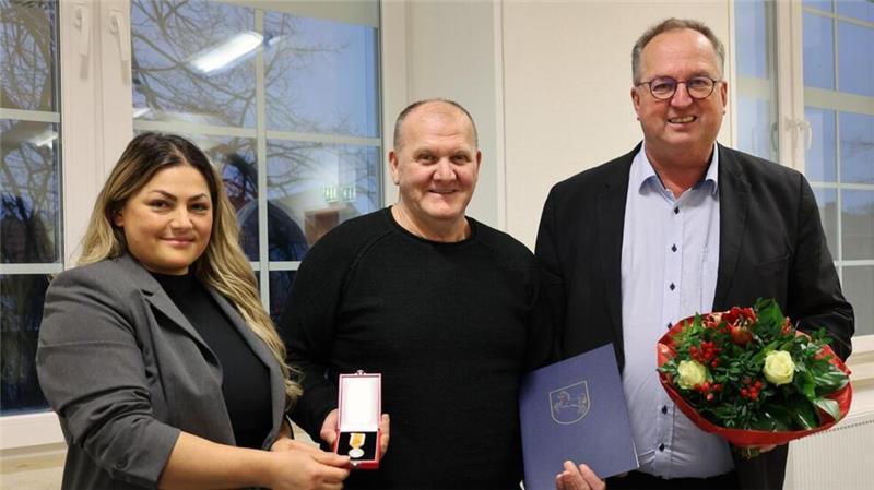 Driton „Doni“ Merovci (Mitte) wurde für seinen mutigen Einsatz mit der Rettungsmedaille des Landes Niedersachsen geehrt. Die Auszeichnung nahm er gemeinsam mit seiner Frau Pranvera im Cuxhavener Rathaus von Oberbürgermeister Uwe Santjer entgegen.