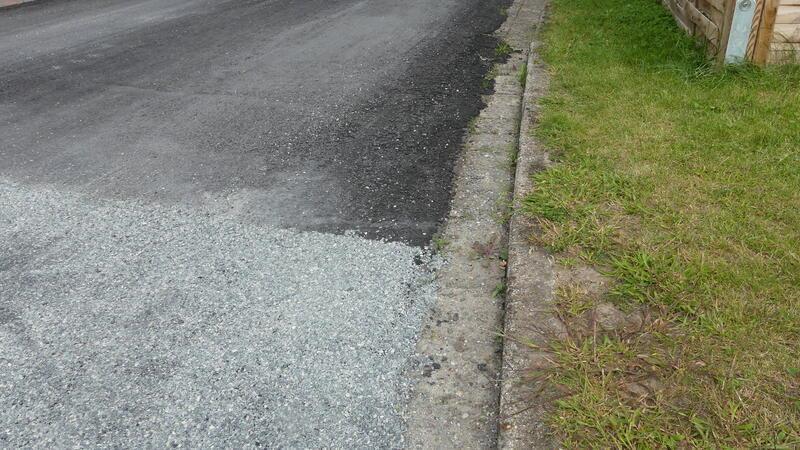 Drochtersen hat zwölf Gemeindestraßen im Dünnbett-Kaltverfahren sanieren lassen. In der Schwagerstraße (oben) ist das Dünnbett zu sehen, im Kreuzungsbereich Am Hochsteige ist der Belag bereits gesplittet.