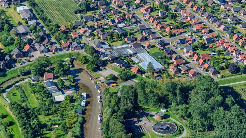 Drochtersen will weiter wachsen. Das verhinderte bislang die Kläranlage (unten rechts), die zu klein ist und jetzt erweitert wird.