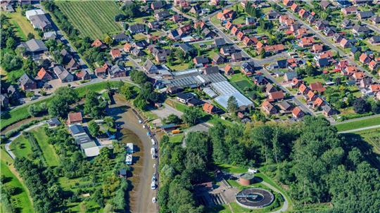 Drochtersen will weiter wachsen. Das verhinderte bislang die Kläranlage (unten rechts), die zu klein ist und jetzt erweitert wird.