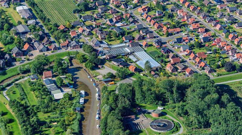 Drochtersen will weiter wachsen. Das verhinderte bislang die Kläranlage (unten rechts), die zu klein ist und jetzt erweitert wird.