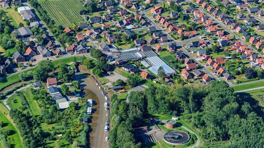 Drochtersen will weiter wachsen. Das verhinderte bislang die Kläranlage (unten rechts), die zu klein ist und jetzt erweitert wird.