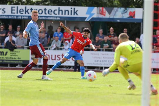 Drochtersens Allah Aid Hamid zieht ab, doch  Weiche-Torwart Jesper Heim ist zur Stelle. Foto: Struwe