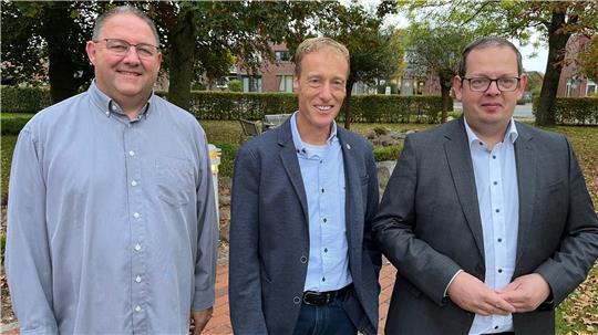 Drochtersens Bürgermeister Mike Eckhoff gibt seine Kandidatur bei den Kommunalwahlen 2026 bekannt. Unterstützung erhält er von SPD und CDU, im Bild SPD-Fraktionschef Kai Schildt (links) und CDU-Ortsverbandsvorsitzender André Weseloh.