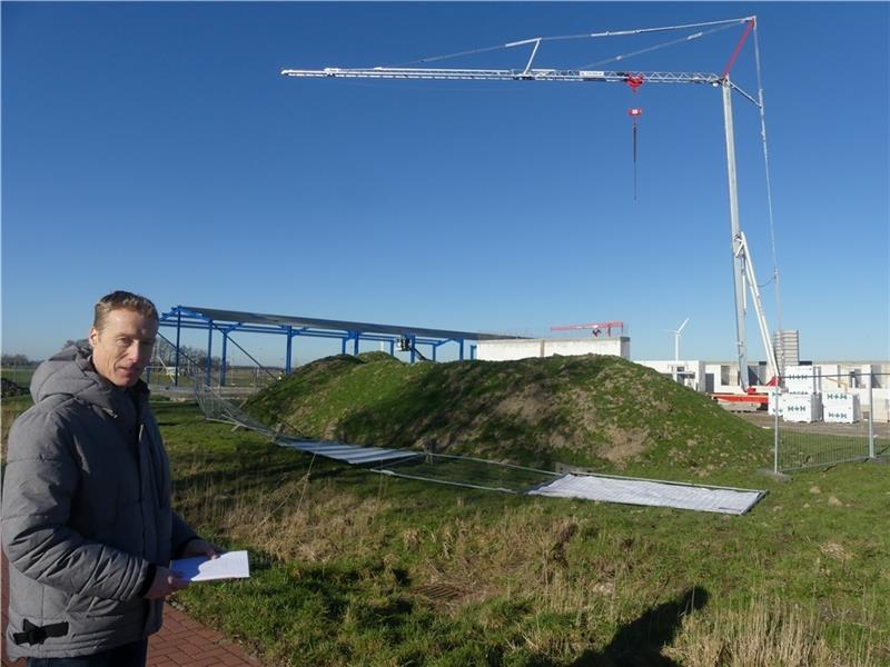Neues Drochterser Gewerbegebiet boomt Drochtersens Bürgermeister Mike Eckhoff im Gewerbegebiet Aschhorner Straße, das in diesem Jahr langsam lebendig wird. Rechts ist der weiße Rohbau der neuen Drochterser DRK-Rettungswache zu sehen, links die blauen Träger für den Bau eines Dr