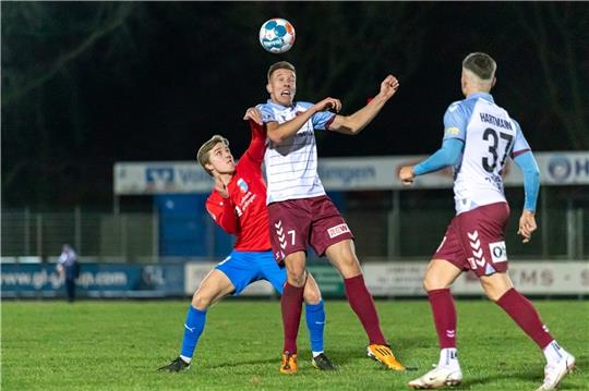 Drochtersens Maximilian Geißen (links) spielt in bestechender Form . Im Kopfballduell gegen Jonah Gieseler hat er wenig Chancen. Am Boden allerdings ist Geißen stark. Er schoss das Tor zum 1:0. Foto: Struwe