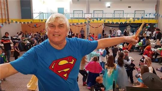 Drochtersens Tausendsassa Dirk Ludewig organisiert seit 50 Jahren Kindermaskeraden in Drochtersen und Region - da trägt der mittlerweile 77-Jährige das Superman-Shirt völlig zu Recht.