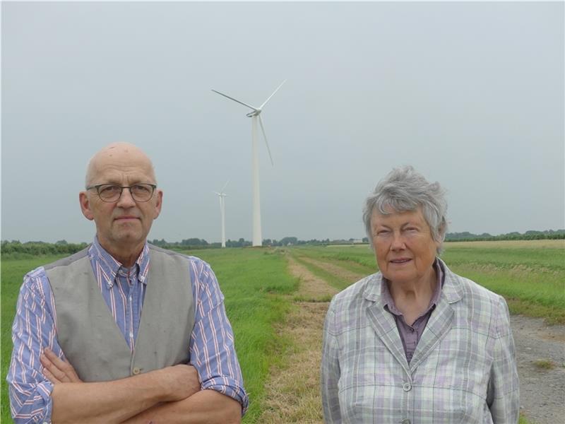 Drochtersens Windkraft-Pionier Thomas Morgenstern und Planerin Rosemarie Rübsamen kämpfen für das Repowering mit Bürgerbeteiligung auf dem Windkraft-Standort Theisbrügge/Nindorf. Foto: Knappe
