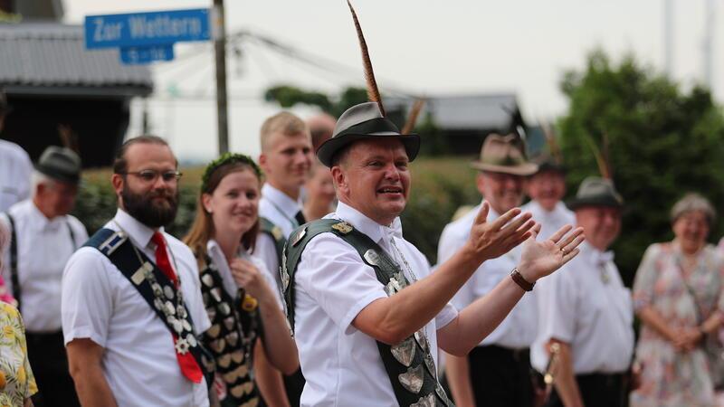 Claas Meyer heißt der neue Schützenkönig in Drochtersen Drochtersens neuer Schützenkönig Claas Meyer lädt die Gesellschaft auf eine Runde Getränke ein.