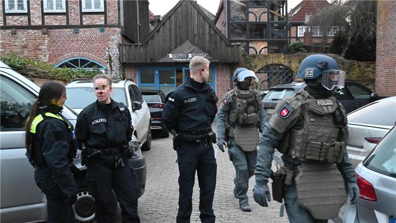 Drogen: Das Mobile Einsatzkommando (rechts) hat 2025 den Kulturverein Sapur Suouer in der Straße Hinter dem Zwinger in der Buxtehuder Altstadt gestürmt.