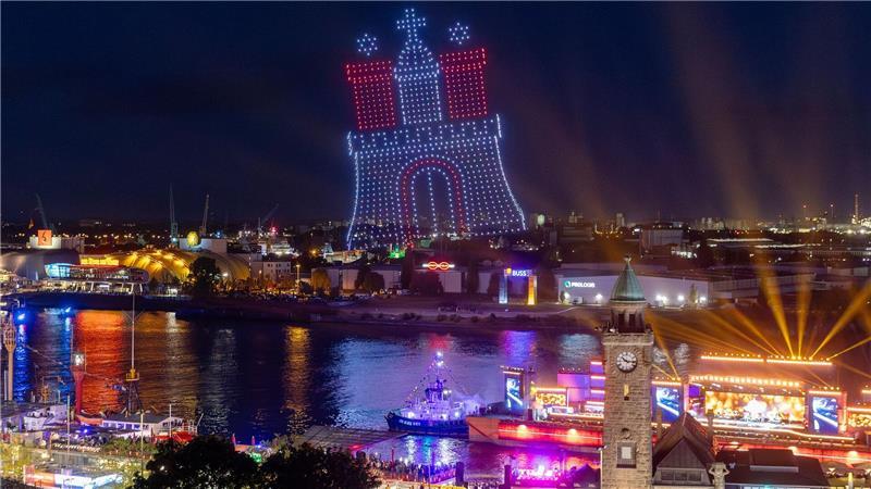 Drohnen bilden das Hamburger Stadtwappen als Motiv über der Elbe an den Landungsbrücken während einer Show zur Olympia-Kampagne des Hamburger Senats.