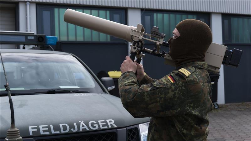 Bilder des Tages Drohnen im Visier: Bei der Bundeswehrübung „Red Storm Bravo“ in Hamburg zeigt ein Soldat eine Waffe zur Drohnenabwehr.