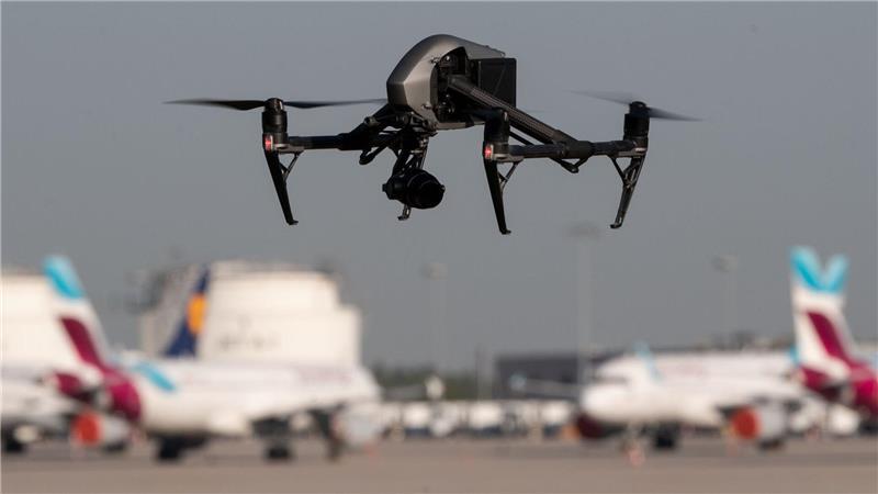 Drohnen in der Nähe von Flughäfen haben zuletzt immer wieder für Aufsehen gesorgt. (Symbolbild)
