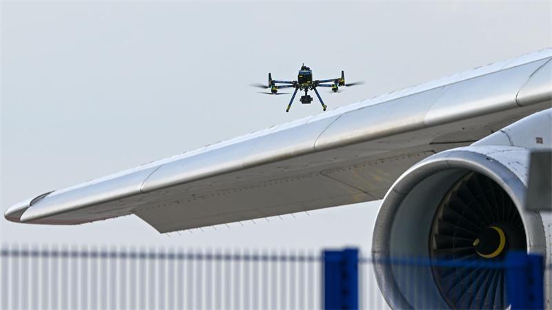 Drohnen können an Flughäfen zur ernsten Gefahr werden. Hier ist eine Polizeidrohne nach dem Vorfall am Flughafen Leipzig/Halle zu sehen. (Archivbild)
