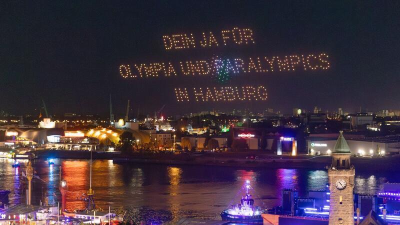 Drohnen malten olympische Farben und Motive in den Nachthimmel.