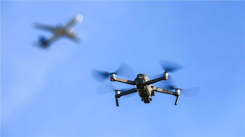 Drohnen über oder direkt neben Flughäfen aufsteigen zu lassen, ist jetzt schon verboten. (Symbolbild)