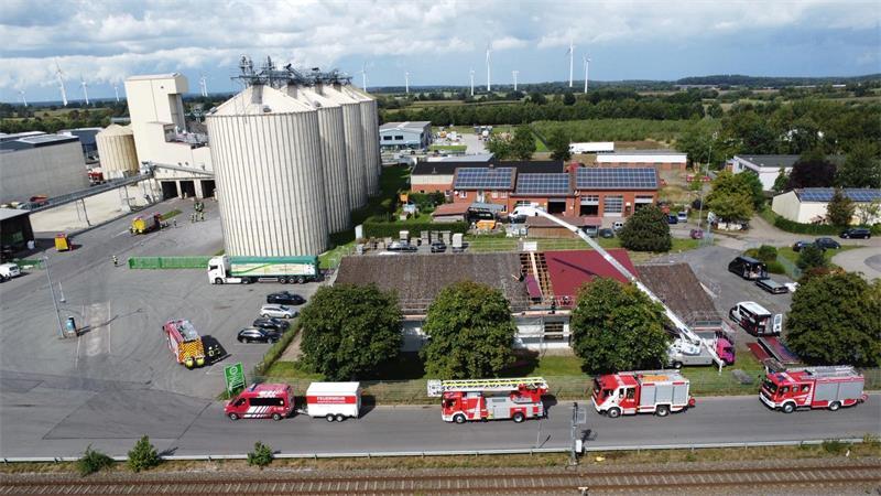 Großeinsatz: Rauchentwicklung bei Raisa in Apensen Drohnenaufnahme von dem Feuerwehreinsatz auf dem Raisa-Gelände in Apensen.